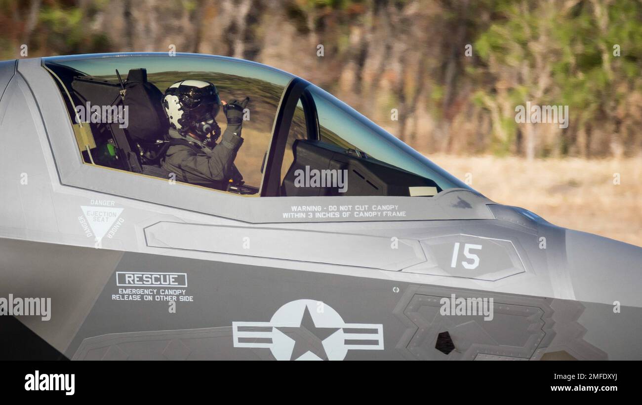 Le capitaine du corps des Marines des États-Unis, Chase Wojie, un pilote de l'escadron d'attaque de chasseurs marins 121, taxi la piste à la base aérienne de la Royal Australian Air Force base Tindal, en Australie, le 19 août 2022. L’exercice Pitch Black est l’exercice d’emploi de la Force aérienne royale australienne le plus important et le plus complexe. Le Pitch Black 2022 se déroule sur les bases de la RAAF Darwin, Tindal et Amberley du 19 août au 8 septembre 2022. L’exercice de cette année accueillera jusqu’à 2500 personnes et environ 100 avions provenant de 17 pays participants du monde entier. Des activités telles que l’exercice Pitch Black reconnaissent le programme de l’Australie Banque D'Images