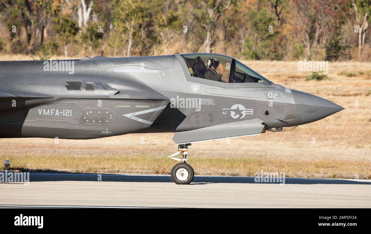 Le capitaine du corps des Marines des États-Unis, Maxwell Breier, un pilote du Marine Fighter Attack Squadron 121, se jette à la caméra de la base aérienne royale australienne de Tindal, en Australie, le 19 août 2022. L’exercice Pitch Black est l’exercice d’emploi de la Force aérienne royale australienne le plus important et le plus complexe. Le Pitch Black 2022 se déroule sur les bases de la RAAF Darwin, Tindal et Amberley du 19 août au 8 septembre 2022. L’exercice de cette année accueillera jusqu’à 2500 personnes et environ 100 avions provenant de 17 pays participants du monde entier. Des activités comme l’exercice Pitch Black reconnaissent l’Australie» Banque D'Images