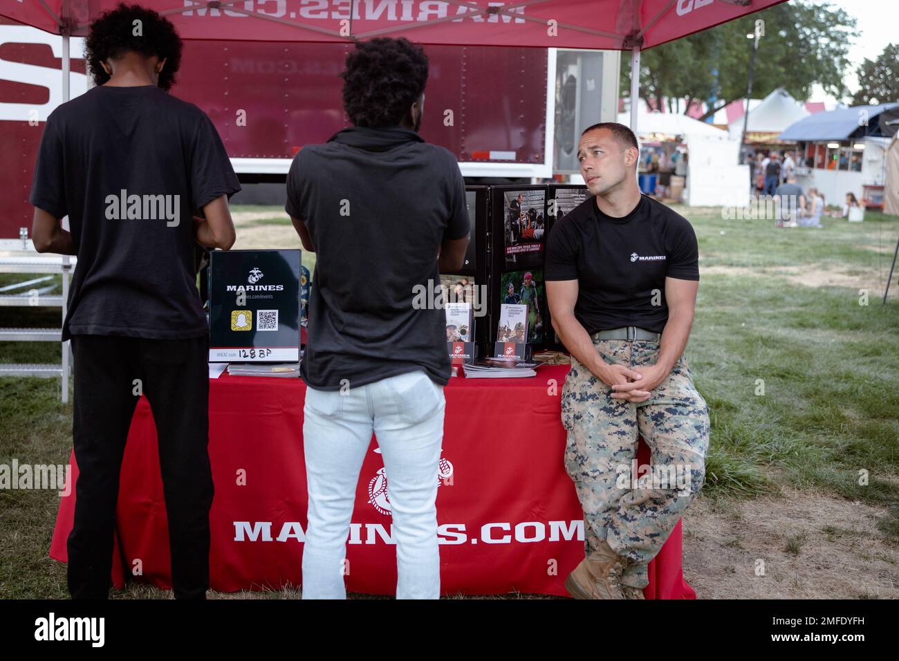 ÉTATS-UNIS Le sergent d'état-major de la marine Levi Uragami, recruteur à la sous-station de recrutement Boise, s'entretient avec les participants à la foire de l'ouest de l'Idaho, à Boise, en Idaho, le 19 août 2022. ÉTATS-UNIS Les recruteurs maritimes de Recruiting Station Salt Lake City ont mis les gens au défi de se retirer et d'un entraîneur de stratégie de marksmanship simulé à l'intérieur pendant la foire de l'ouest de l'Idaho du 19-28 août Banque D'Images