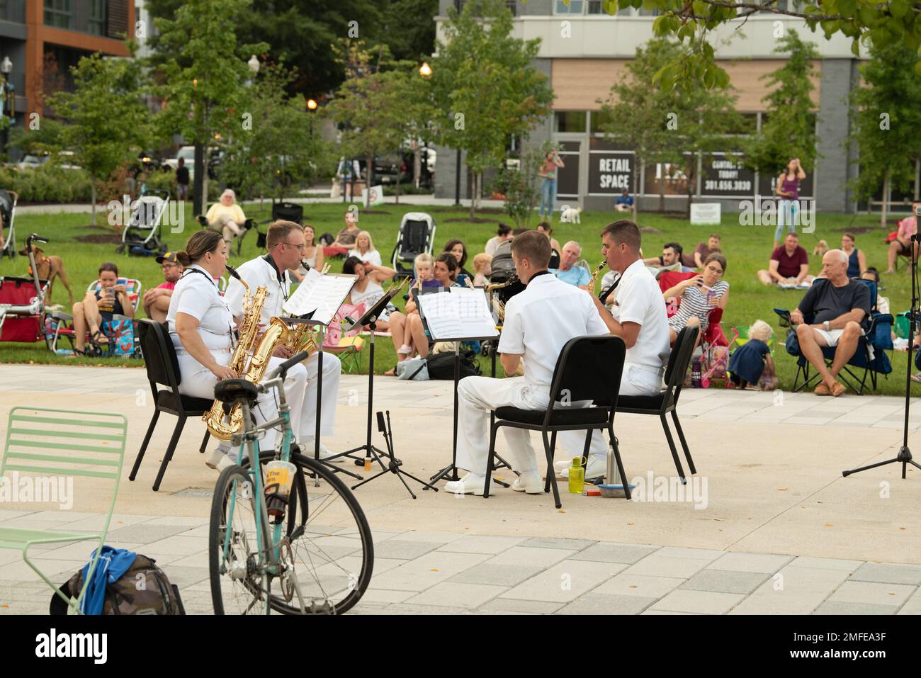 221908-N-PN850-1024 WASHINGTON (19 août 2022) États-Unis Le Quatuor saxophone du groupe Navy se produit au parc Alethia Tanner Banque D'Images