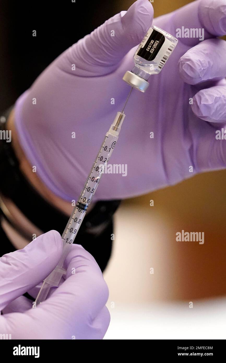 A COVID-19 Pfizer-BioNTech Vaccine is prepared at Edward Hospital in Naperville, Ill., Thursday, Dec. 17, 2020. Illinois received about 43,000 doses in its first shipment of a COVID-19 vaccine Monday as health officials reported another 103 coronavirus deaths statewide. Most of the shots will be distributed to local health care centers for health care workers, according to Illinois Gov. J.B. Pritzker's office. (AP Photo/Nam Y. Huh) Banque D'Images