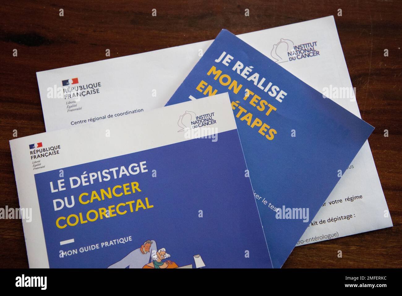 Bordeaux , Aquitaine France - 01 18 2023 : brochure papier pour le dépistage du cancer colorectal kit de tests médiques Banque D'Images