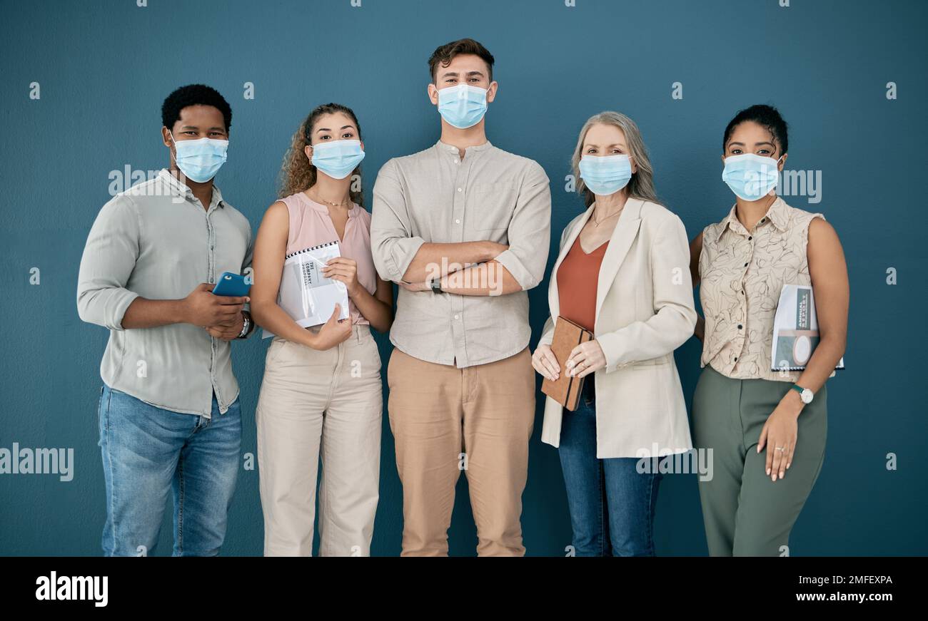 Covid, portrait et chef de file avec des gens d'affaires au bureau pour la santé et la sécurité. Leadership, conformité et groupe d'employés, hommes et femmes avec Banque D'Images