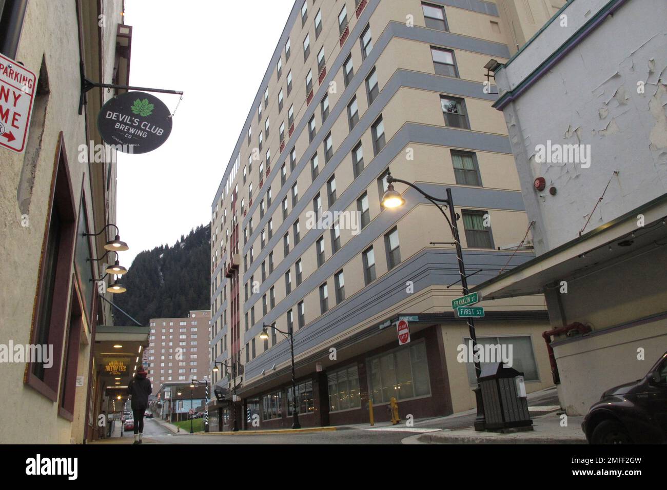 The Baranof Hotel, at right, is shown in downtown Juneau, Alaska, on Dec. 2, 2020. The hotel, known for its convenience to the state Capitol just blocks away, is expected to be closed through the winter. Alaska lawmakers who each year relocate to a capital city accessible only by plane or boat are facing challenges in getting settled ahead of what is expected to be a difficult legislative session overshadowed by COVID-19. (AP Photo/Becky Bohrer) Banque D'Images