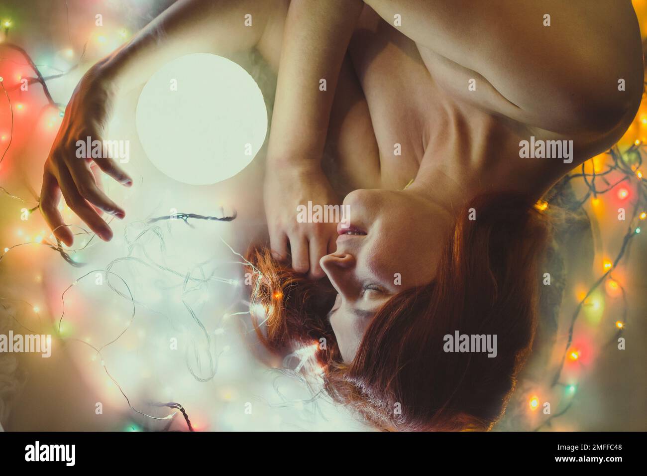 Gros plan de la photo de dame rêveuse et du portrait de boule au néon Banque D'Images