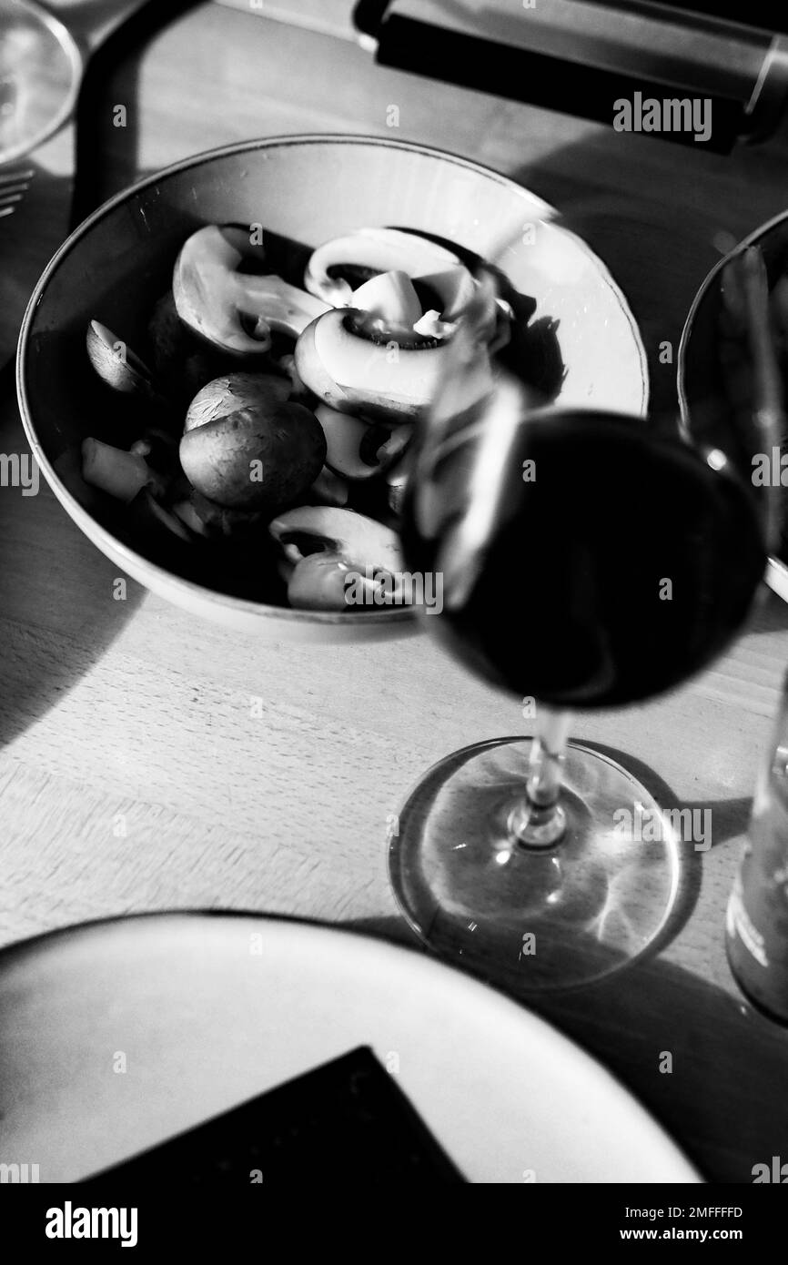 Une photo verticale monochrome des crevettes frites avec un verre de vin Banque D'Images