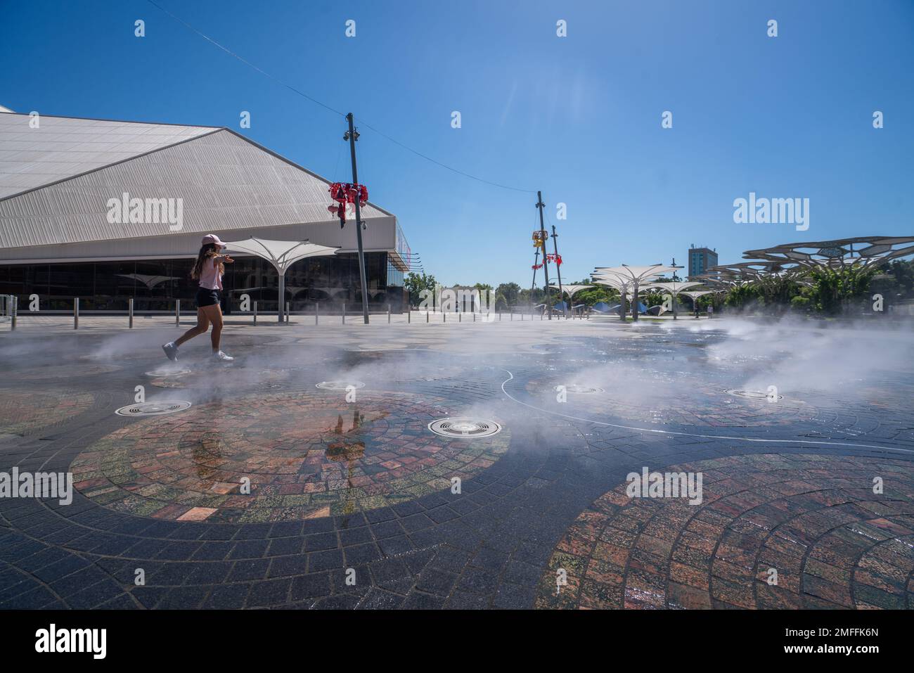 Adélaïde, Australie. 25 janvier 2025. Une installation aquatique immersive dans le centre des festivals d'Adélaïde produisant une brume fraîche par temps chaud avec des températures supérieures à 30degrees °c. Credit: amer ghazzal / Alamy Live News Banque D'Images