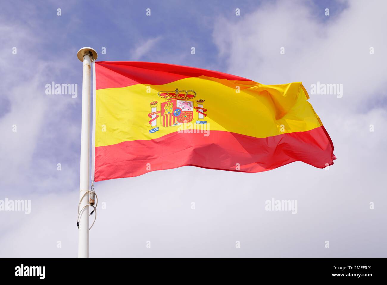 espagne drapeau espagnol vague sur un ciel nuageux Banque D'Images