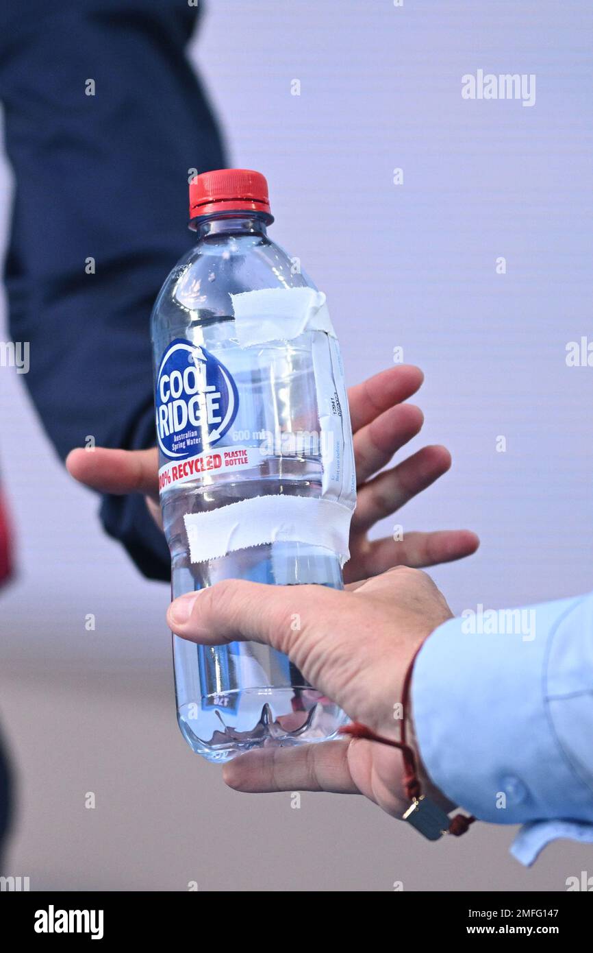 Une bouteille d'eau avec quelque chose d'adhésif est passée de la boîte de  Novak Djokovic à un gamin de balle lors de son match de quart-finale contre  Andrey Rublev lors du tournoi