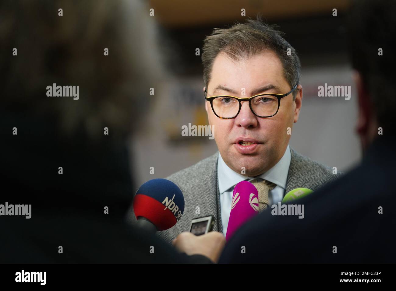 Hambourg, Allemagne. 25th janvier 2023. Oleksii Makeiev, Ambassadeur d'Ukraine, répond aux questions des représentants des médias après une nomination de la Chambre de commerce de Hambourg dans le passage Europa. En vue de la livraison prévue de chars de bataille Leorpard-2 en Ukraine, l'Ambassadeur Makeiev a exprimé son plaisir à former une « grande coalition de chars ». « Ces chars nous aideront à repousser l'offensive russe et à libérer nos territoires et notre peuple occupés par la Russie », a-t-il déclaré lors d'une visite à Hambourg. Credit: Marcus Brandt/dpa/Alay Live News Banque D'Images