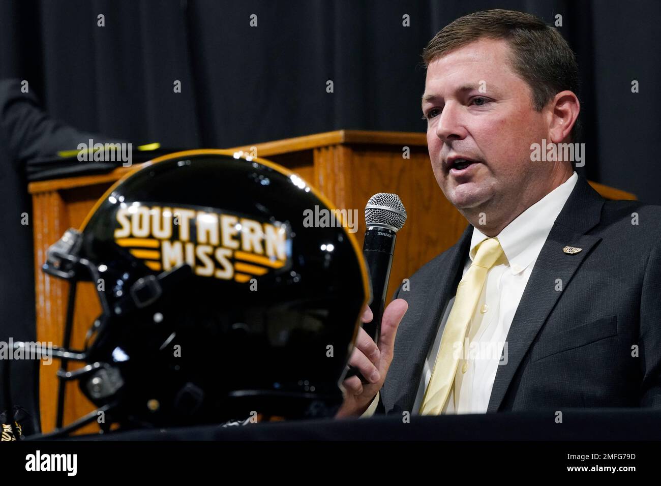 New Southern Mississippi NCAA college football coach Will Hall answers a reporter's question after being introduced as the school's 22nd head coach, Monday, Dec. 7, 2020, in Hattiesburg, Miss. (AP Photo/Rogelio V. Solis) Banque D'Images
