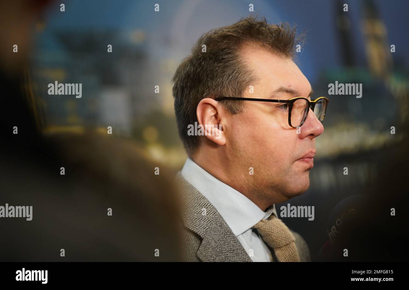 Hambourg, Allemagne. 25th janvier 2023. Oleksii Makeiev, Ambassadeur d'Ukraine, répond aux questions des représentants des médias après une nomination de la Chambre de commerce de Hambourg dans le passage Europa. En vue de la livraison prévue de chars de bataille Leorpard-2 en Ukraine, l'Ambassadeur Makeiev a exprimé son plaisir à former une « grande coalition de chars ». « Ces chars nous aideront à repousser l'offensive russe et à libérer nos territoires et notre peuple occupés par la Russie », a-t-il déclaré lors d'une visite à Hambourg. Credit: Marcus Brandt/dpa/Alay Live News Banque D'Images