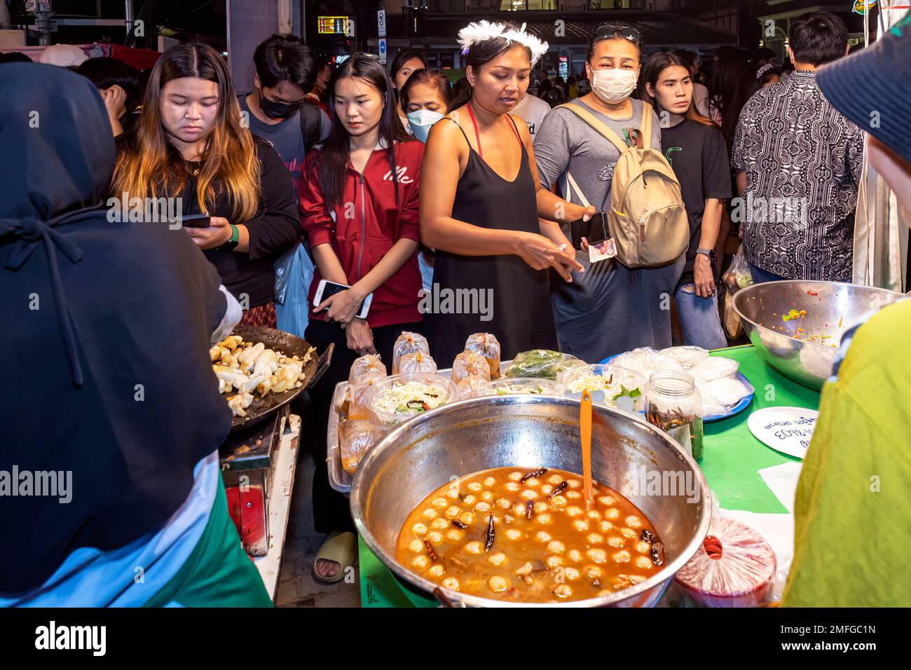 Vendeurs de nourriture et clients au marché de rue la nuit à Pattaya, Thaïlande Banque D'Images