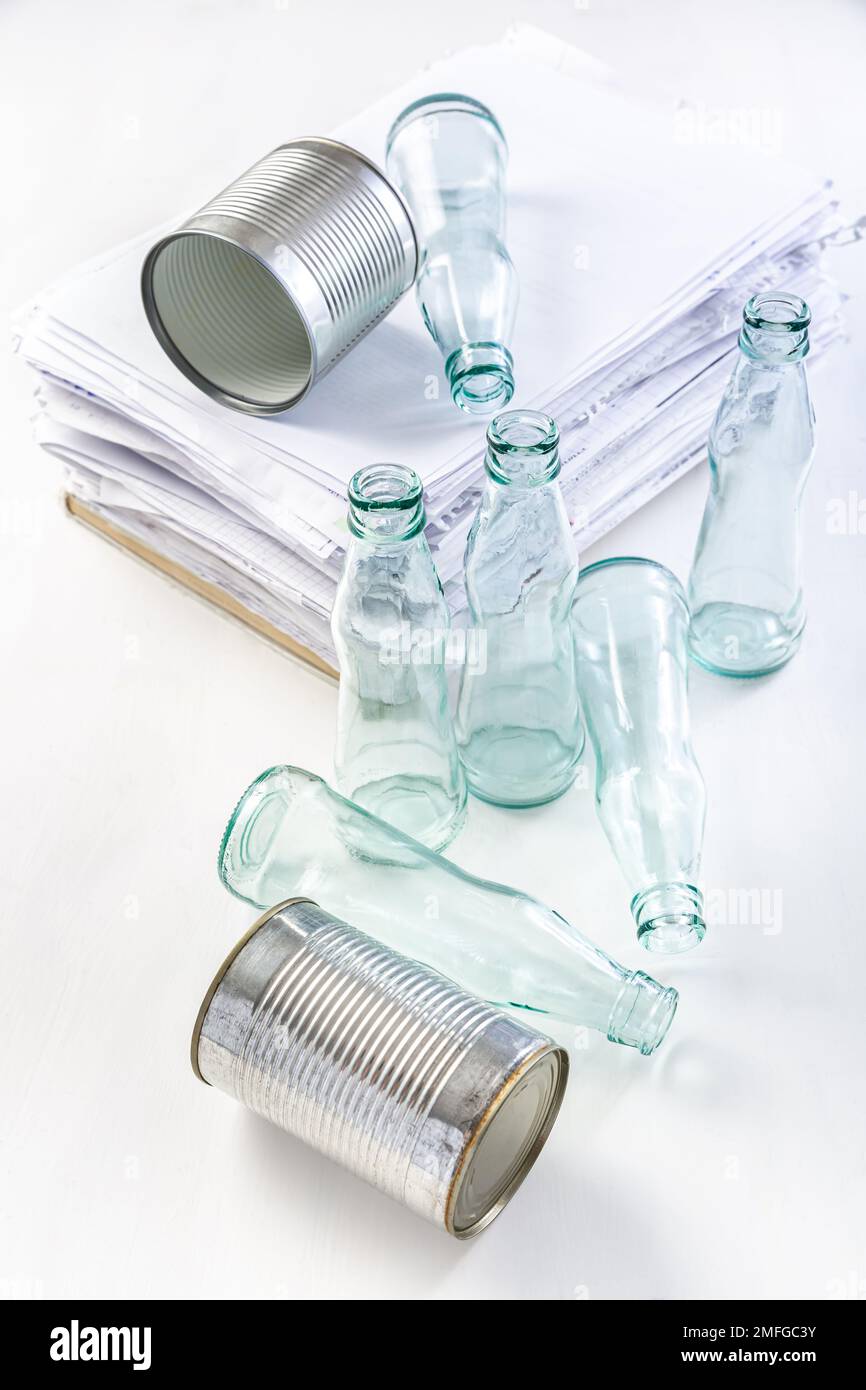Concept de recyclage et d'écologie. Tri des déchets ménagers, verre, papier, métal . Réduire les déchets en suivant le concept écologique. Banque D'Images