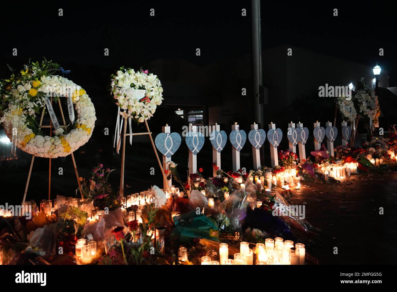 Coeurs en bois avec les noms des victimes de fusillades de masse Valentino Marcos Alvero, Hongying Jian, Yu LUN Kao, Lilian Li, My Nhan, Ming Wei ma, Diana Man Ling Tom, Muoi Dai Ung, Chia Ling Yau, Wen Tau Yu et Ziujuan Yuthe lors d'une veillée au Centre civique le mardi 24 janvier 2023, à Monterey Park, Calif. Un homme armé a tué plusieurs personnes au studio de danse de salle de bal le 22 janvier 2023 au milieu des célébrations du nouvel an lunaire dans la communauté à prédominance asiatique-américaine. Banque D'Images