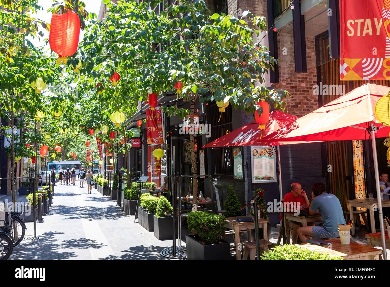 Kensington Street Chippendale à Sydney, quartier du style de vie, de la nourriture et du patrimoine affichant des lanternes lunaires chinoises du nouvel an rouge et jaune,Sydney,2023 Banque D'Images