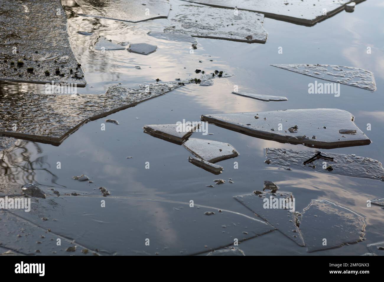 Brisures de glace en hiver sur le Grand Union Canal, Warwick, Royaume-Uni Banque D'Images