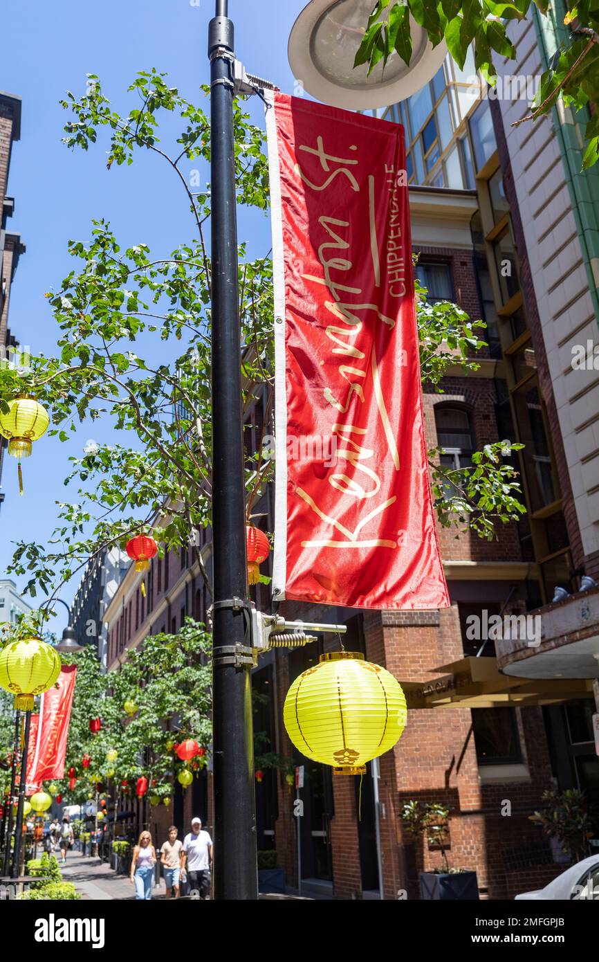 Kensington Street Chippendale à Sydney, quartier du style de vie, de la nourriture et du patrimoine affichant des lanternes lunaires chinoises du nouvel an rouge et jaune,Sydney,2023 Banque D'Images