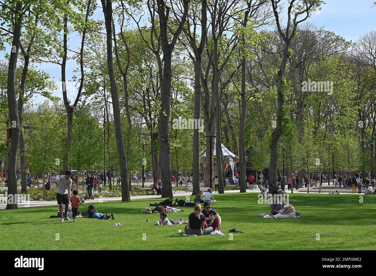 Reims, nord-est de la France : l'affluence printanière au parc "les basses promenades", qui s'étend au parc "la patte d'OIE" et au jardin Schneit Banque D'Images