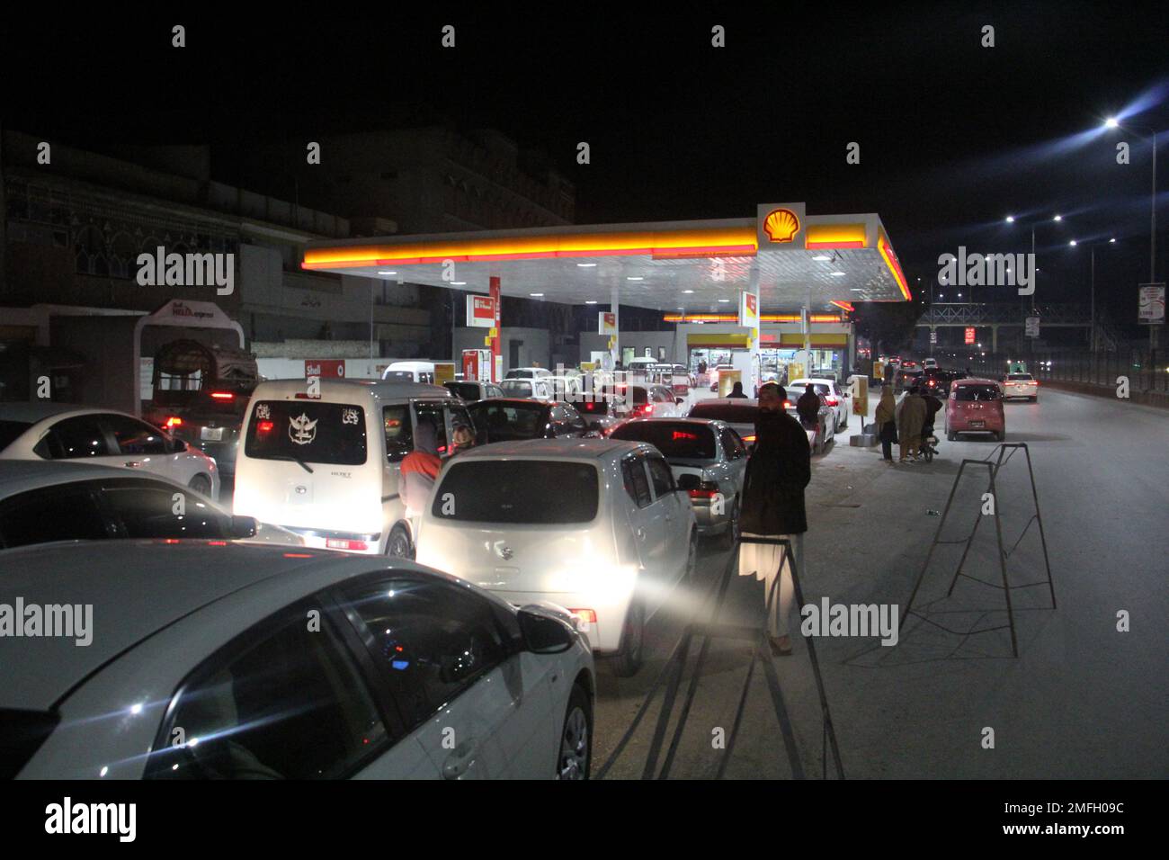 23 janvier 2023, Peshawar, Khyber Pakhtunkhwa, Pakistan : les gens attendent leur tour pour obtenir du carburant dans une station-service, un jour après une panne de courant à l'échelle du pays. De longues files d'attente d'automobiles et de motocyclettes ont été observées lundi dans les stations-service de la plupart des parties de Khyber Pakhtunkhwa, y compris la capitale, à la suite d'une réduction des approvisionnements par les compagnies de commercialisation du pétrole. Après la crise de l'essence, il y a de longues files d'attente de véhicules aux pompes à essence sur la route G.T. Une grande partie du Pakistan a été laissée sans pouvoir lundi, car une mesure d'économie d'énergie par le gouvernement a fait marche arrière. La panne s'est propagée à la panique Banque D'Images