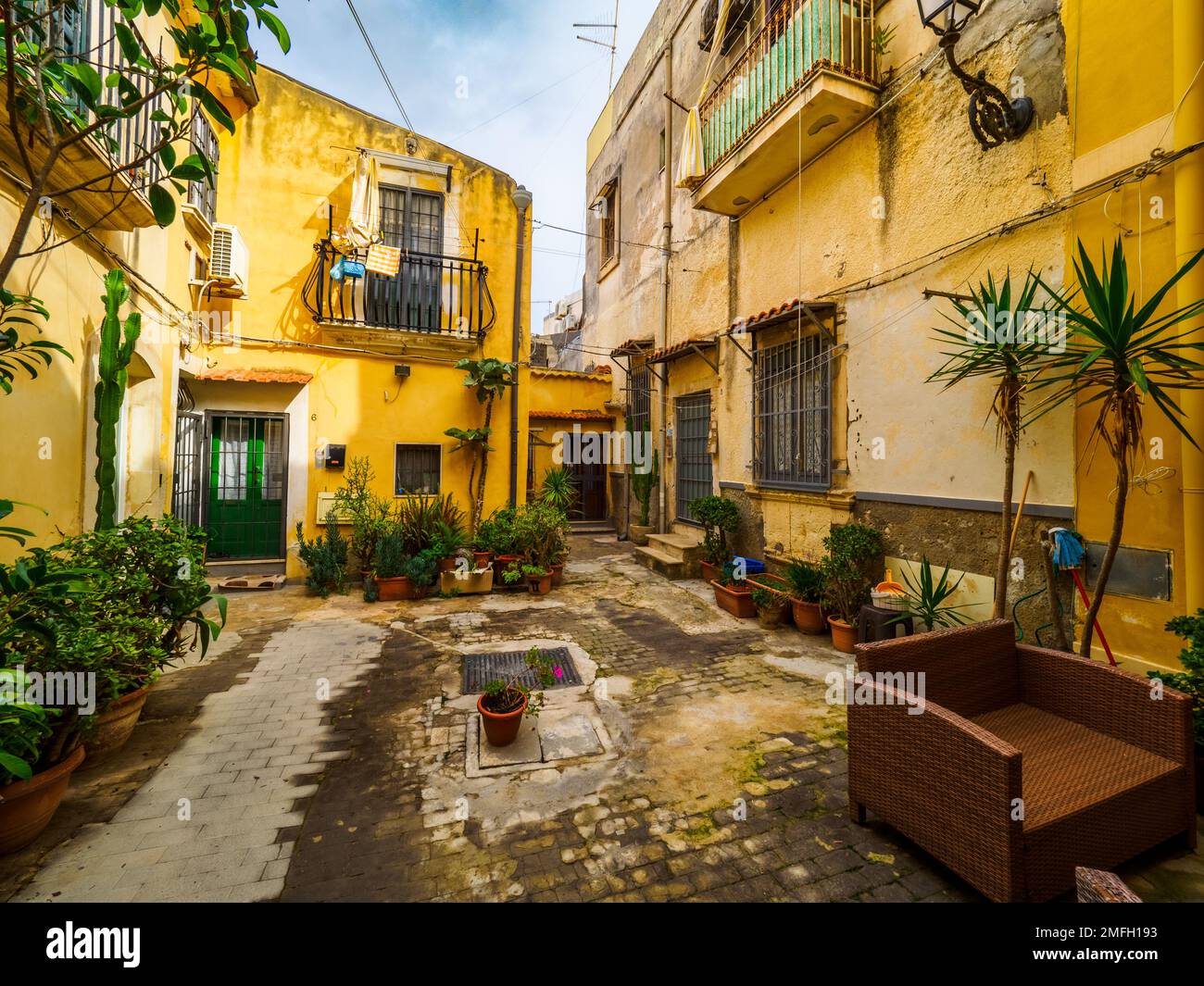 Cour typique de la vieille ville de Syracuse dans l'île d'Ortigia - Sicile, Italie Banque D'Images