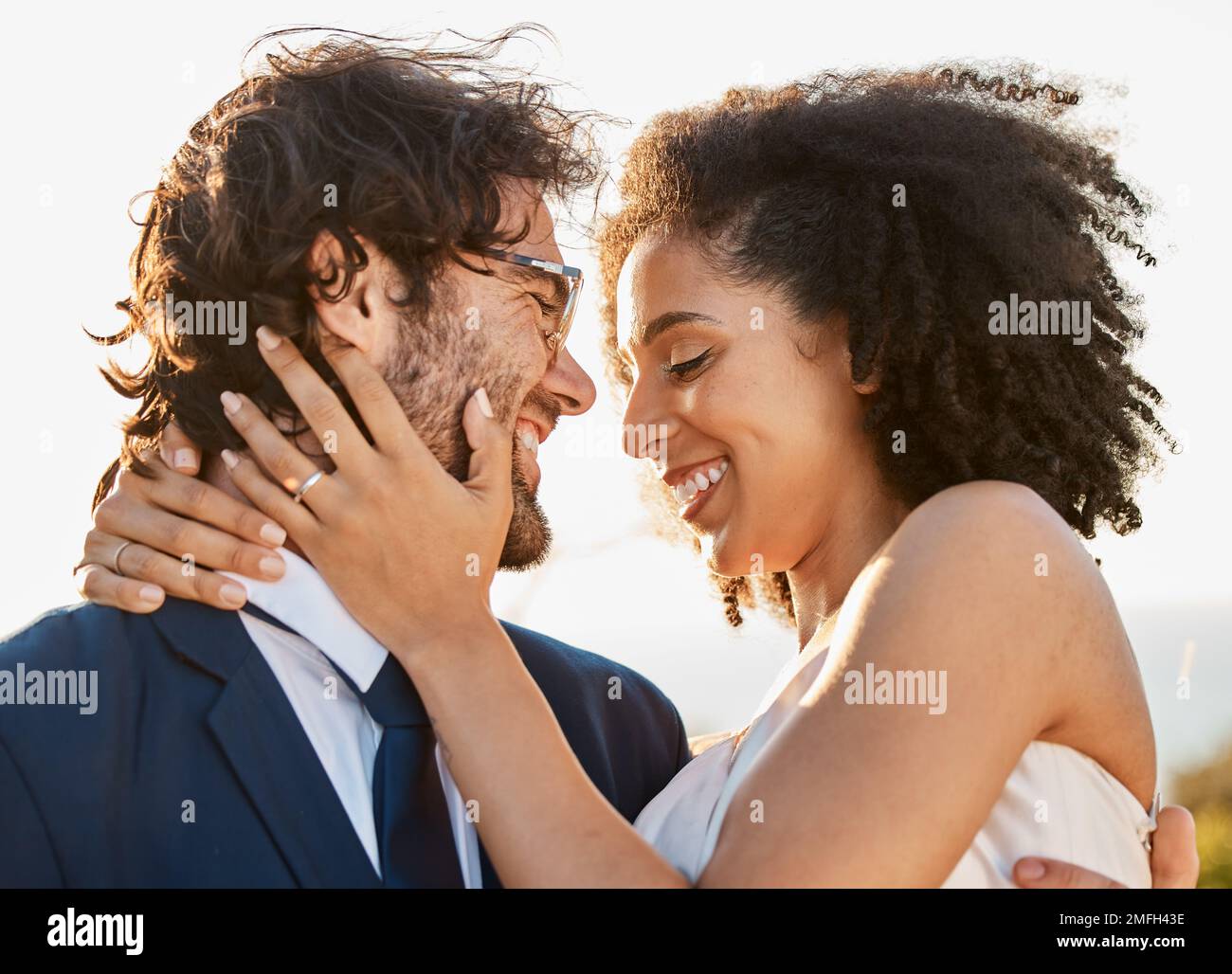 Mariage, accolade et mariage d'un couple interracial dans la nature heureux de la confiance et de l'engagement. Mariage extérieur, mer et maquette avec bonheur et Banque D'Images