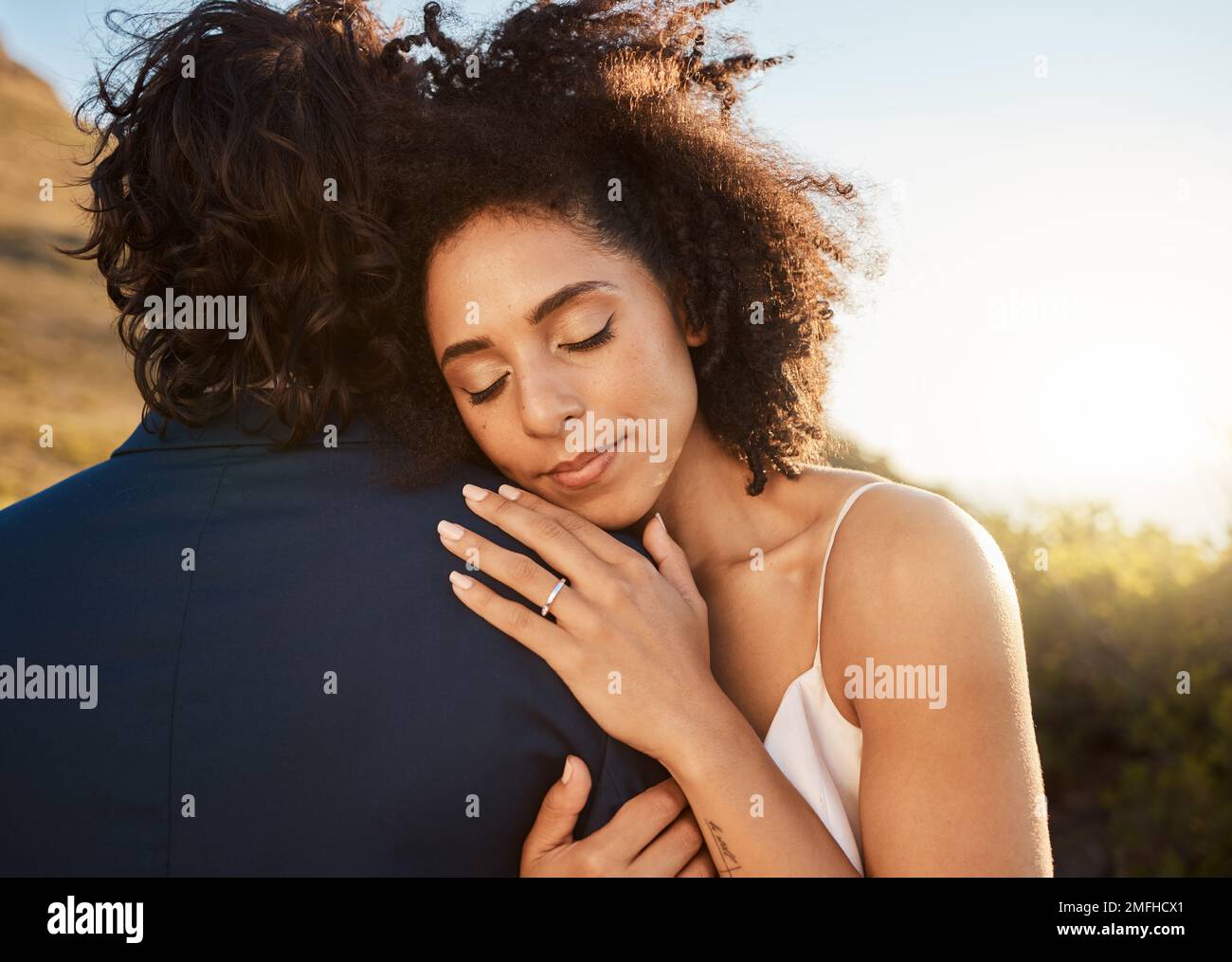Mariage, mariée et marié embrassent au coucher du soleil avec embrasser