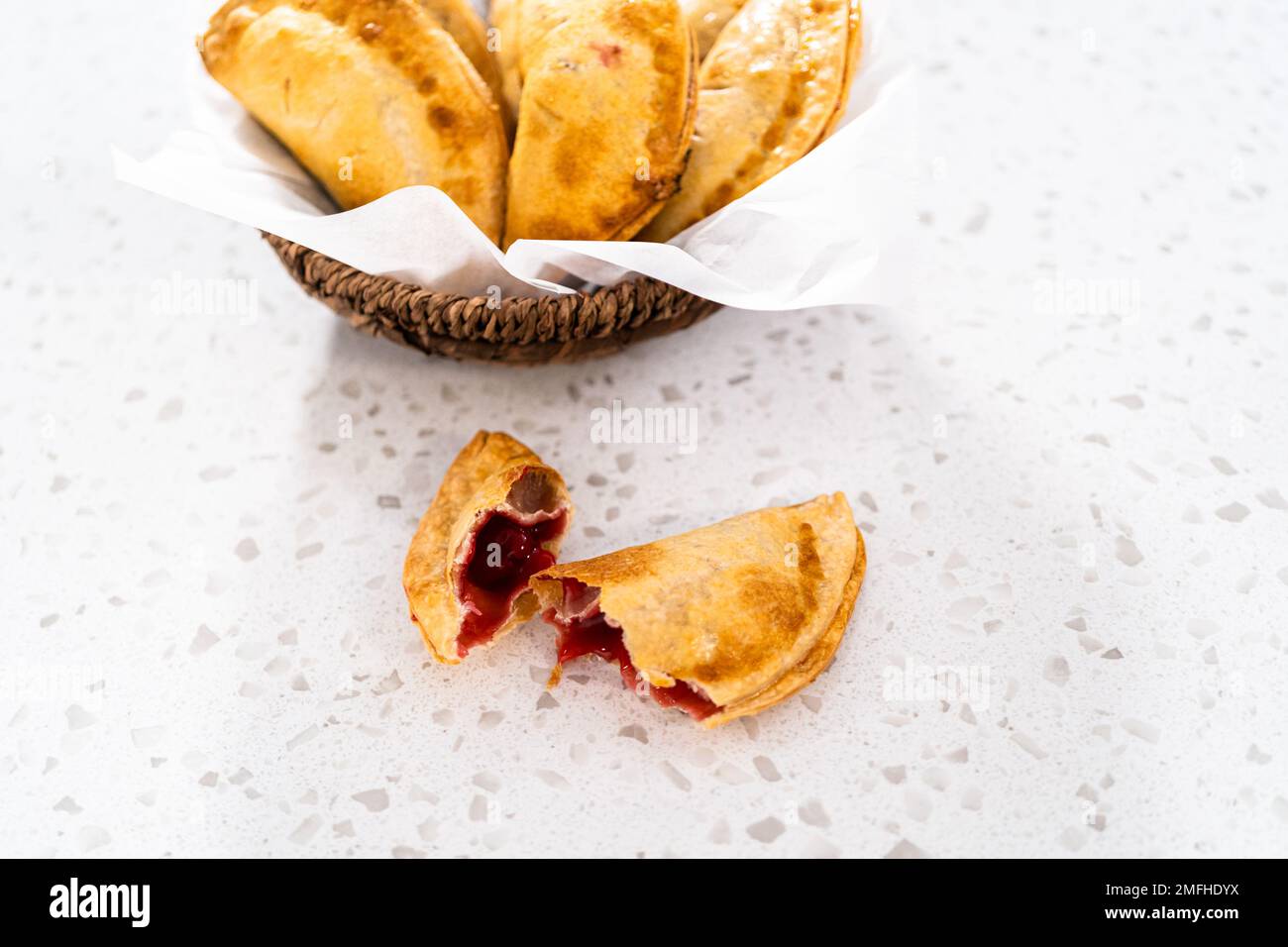 Sweet Cherry Empanadas dans Air Fryer Banque D'Images
