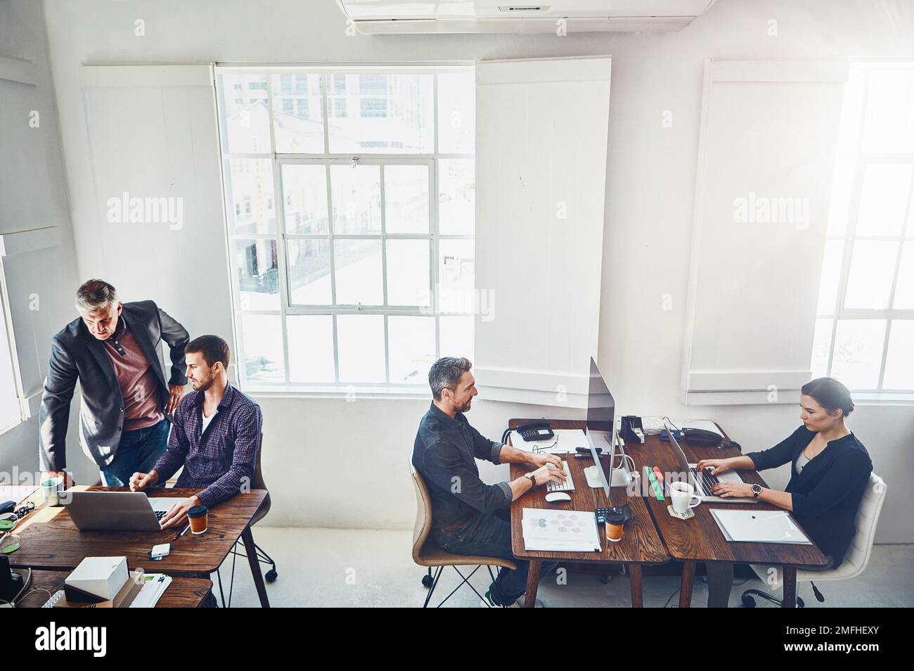 Travail d'équipe, collaboration de bureau et d'entreprise par une entreprise ou une agence en démarrage avec une équipe de travail. Gestion, personnel et groupe de collaborateurs ou main-d'œuvre Banque D'Images