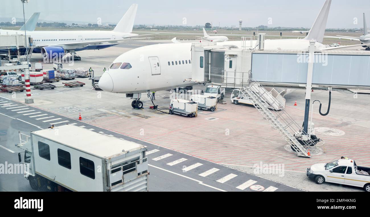 Piste d'aéroport, voyage et fret pour avion pour décollage, vol international et transport commercial. Transport aérien, destination globale et Banque D'Images