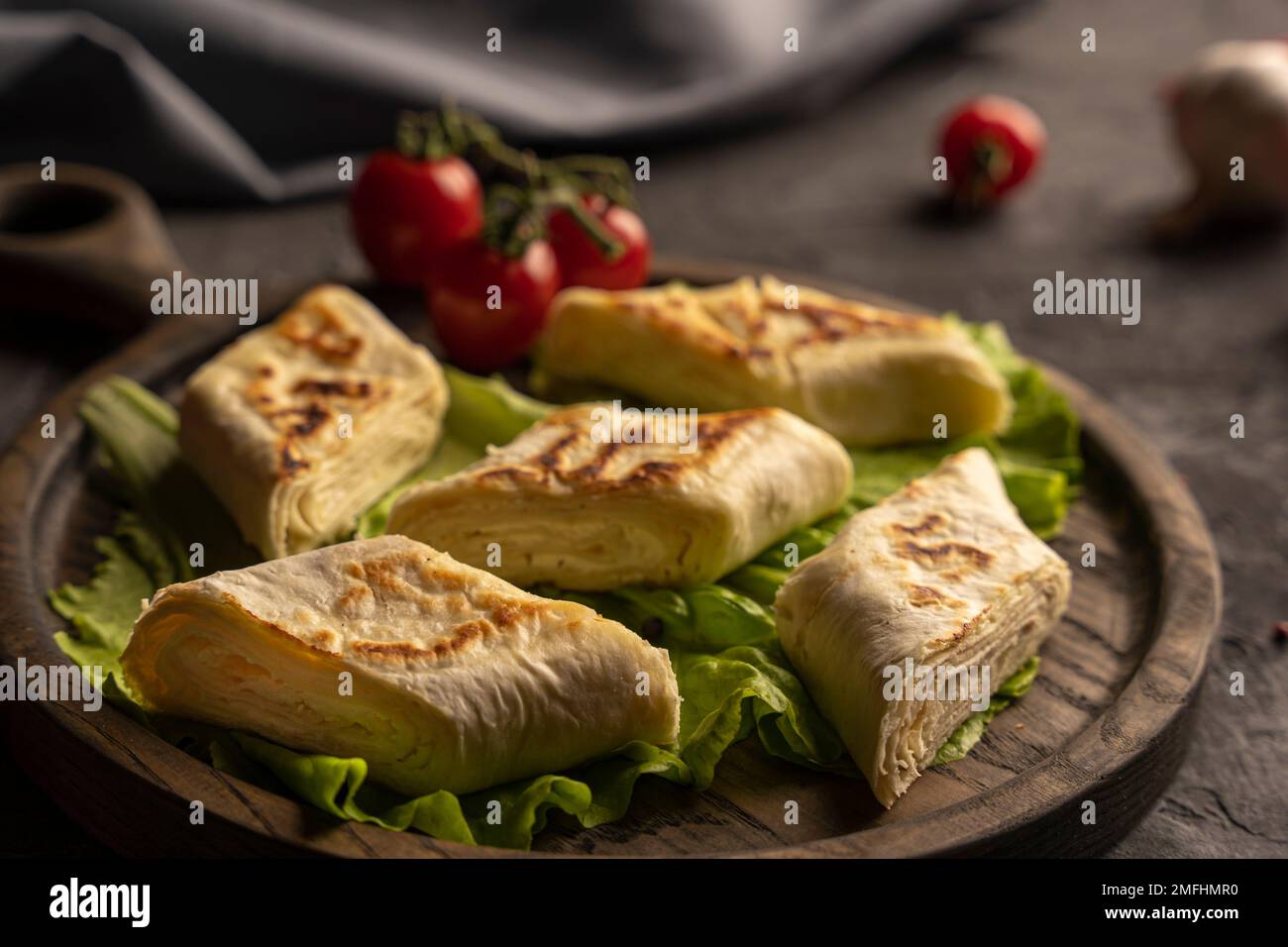 Délicieux pain pita frit avec fromage cottage et herbes Banque D'Images