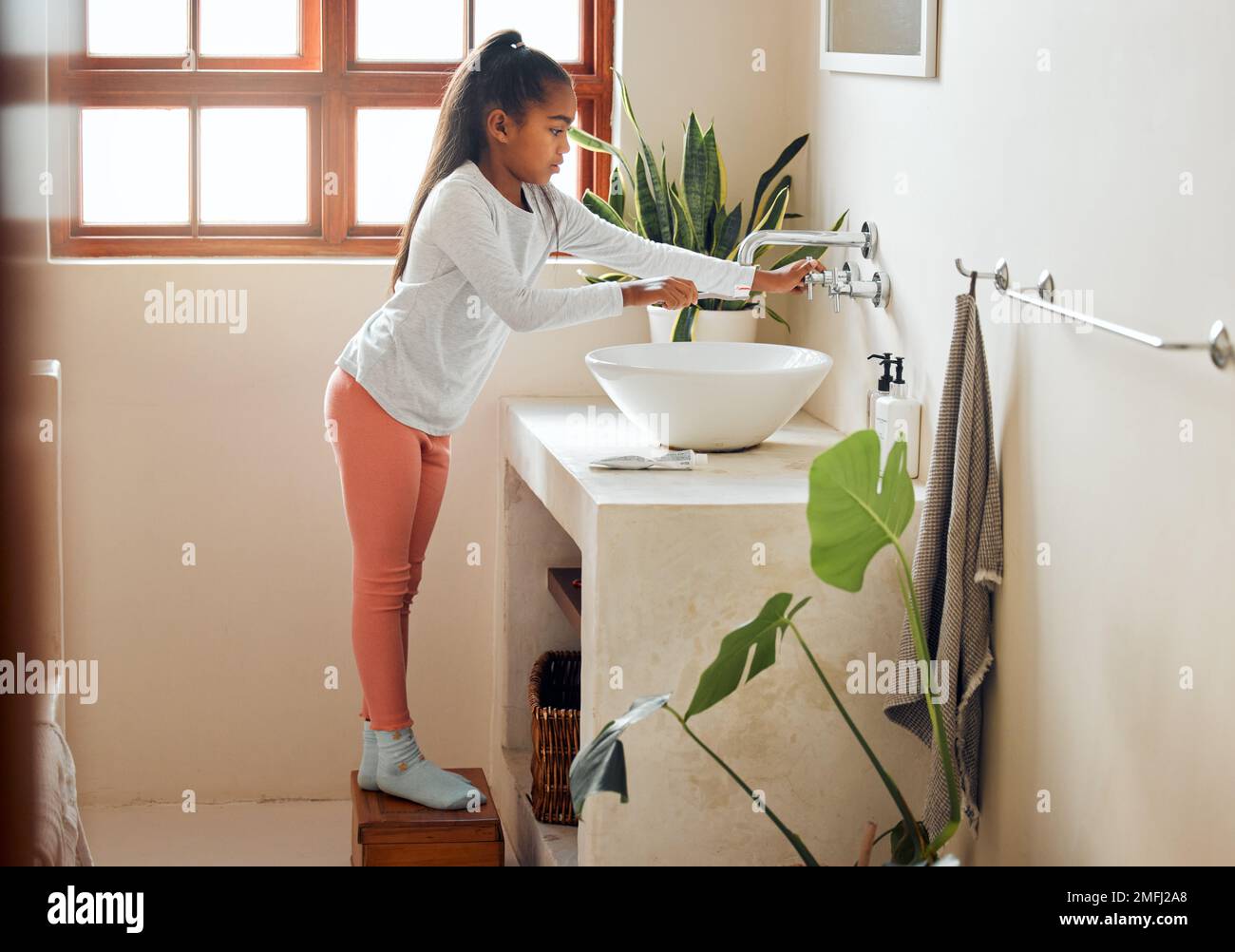 Fille, se brosser les dents et salle de bains évier eau pour le nettoyage dentaire le matin à la maison. Soins de santé, brosse à dents et enfant dans un sentiment de maison Banque D'Images