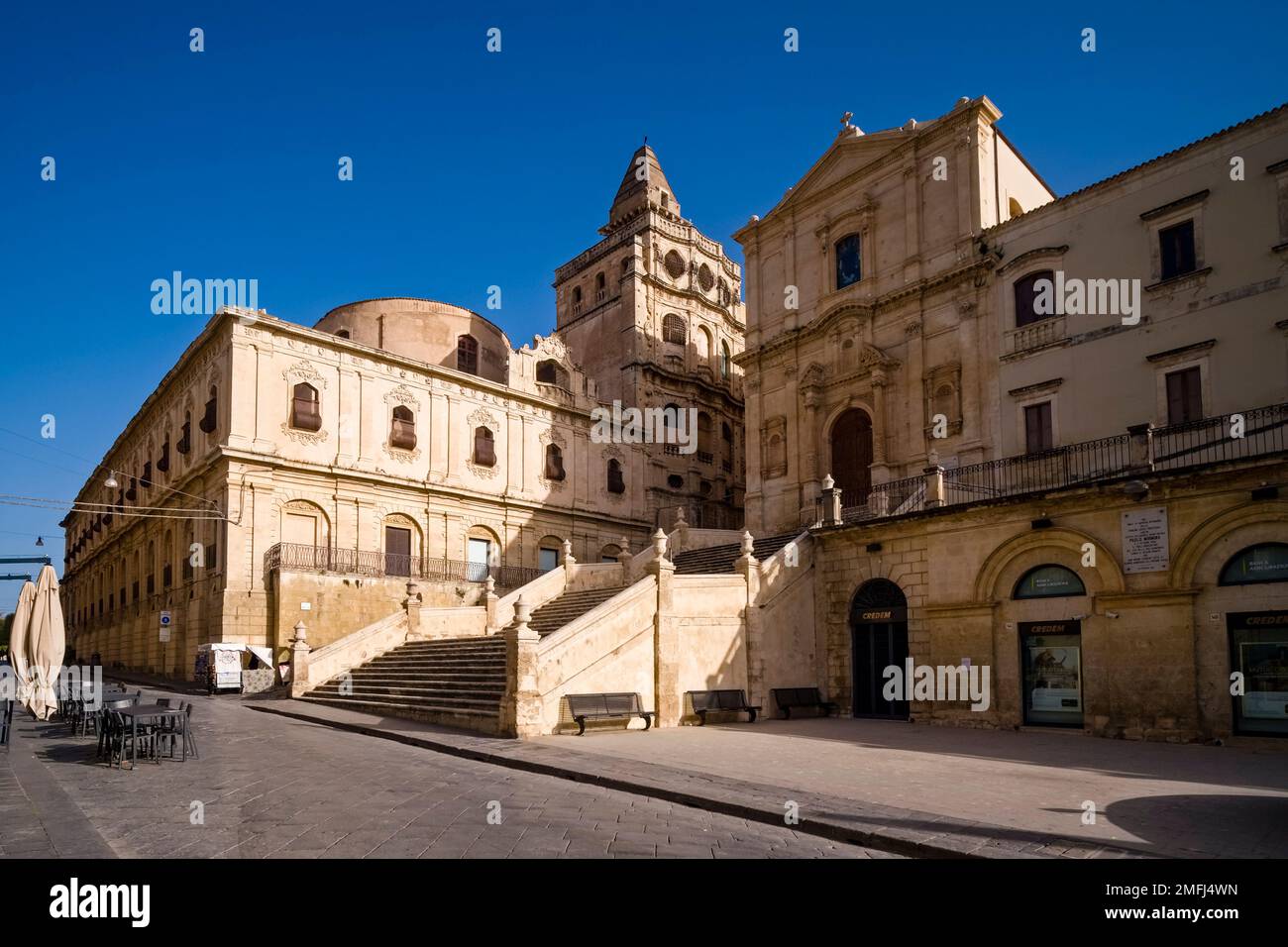 Les bâtiments de l’ex monastero del Santissimo Salvatore et de l’église Chiesa di San Francesco d’Assise all’Immacolata dans la ville baroque de Noto Banque D'Images