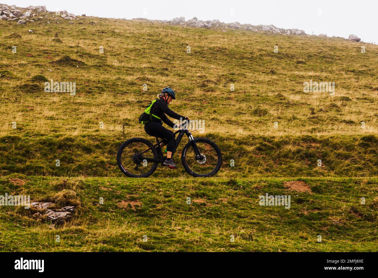 Pyrénées françaises, France - 28 juillet 2022 : cycliste sur le chemin des Pyrénées françaises en chemin de Saint-Jacques Banque D'Images