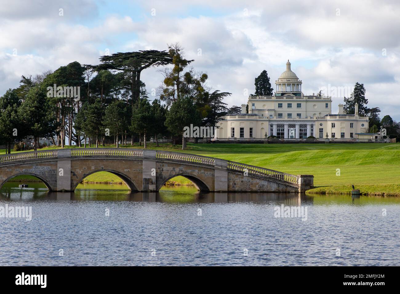 Stoke Poges, Buckinghamshire, Royaume-Uni. 9th février 2022. Le manoir classé de catégorie I à Stoke Park dans Buckinghamshire. Le club, l'hôtel, le spa, la salle de gym et le parcours de golf 27 trous des anciens membres ont été vendus en 2021 à Reliance Industries Ltd, contrôlée par le milliardaire indien Mukesh Ambani. Le club et le terrain auraient été achetés pour £57m. Stoke Park a été le cadre de certains films célèbres comme Bridget Jones Diary, Goldfinger, Tomorrow Never Dies, Wimbledon et Layer Cake. Crédit : Maureen McLean/Alay Banque D'Images