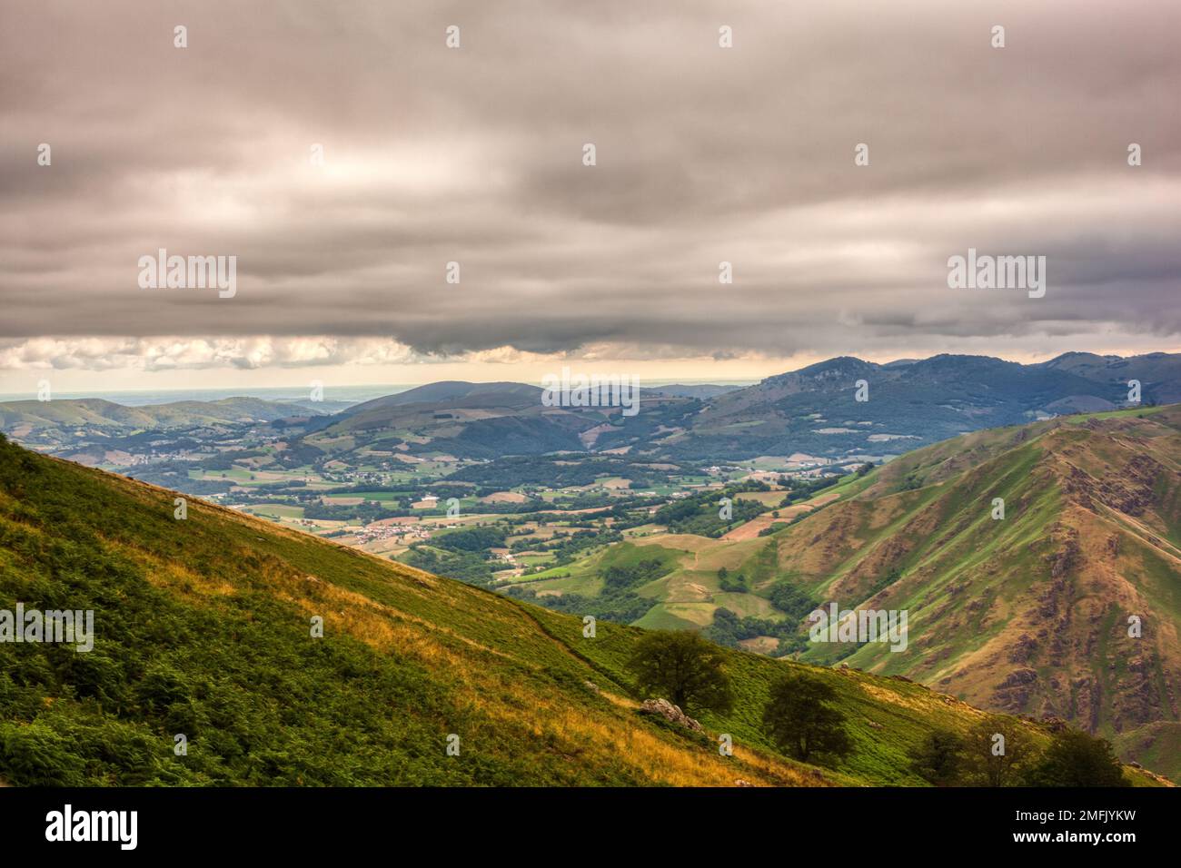 Paysage de montagne, vallée verdoyante sur le chemin de Saint James dans les Pyrénées françaises. Nuages flottant sur les sommets des montagnes. Paysage sur le Banque D'Images