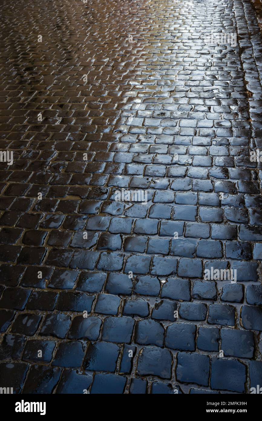 Pavés sales en granit dans la ville. Route des pavés pour le fond et la ...