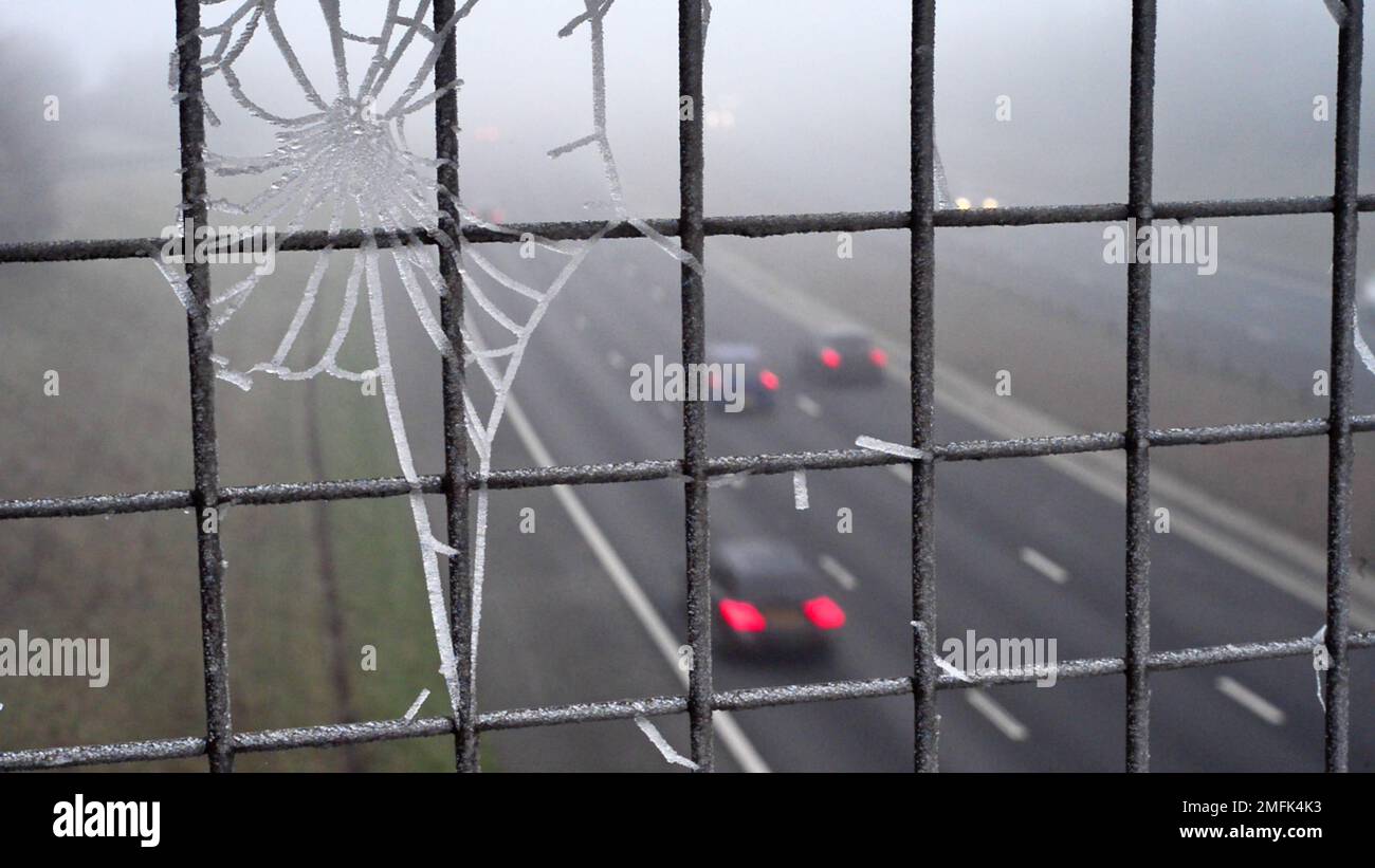 Trafic passant le givre sur les araignées web dans le brouillard sur le pont au-dessus de l'autoroute A1/M Leeds royaume-uni Banque D'Images