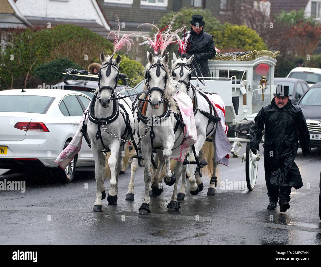 Le cortège funéraire d'elle Edwards arrive à l'église Saint-Nicolas de Wallasey. Date de la photo: Mercredi 25 janvier 2023. Banque D'Images