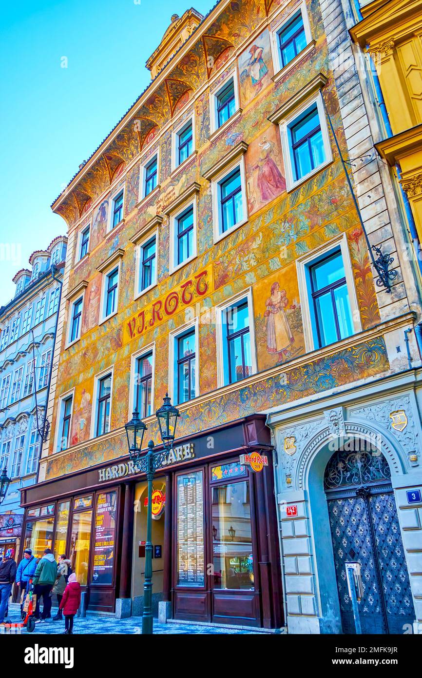 PRAGUE, TCHÉQUIE - 11 MARS 2022 : la Maison de la Rott à la façade sgraffito est le bâtiment le plus connu de la place Litthe, sur 11 mars à Prague, en CZE Banque D'Images
