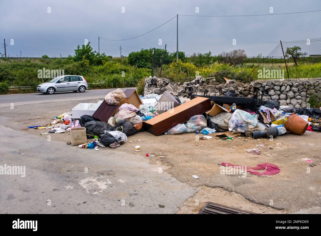 La litière est jetée sur le côté de la route à l'extérieur de la ville baroque tardive de Syracuse. Banque D'Images