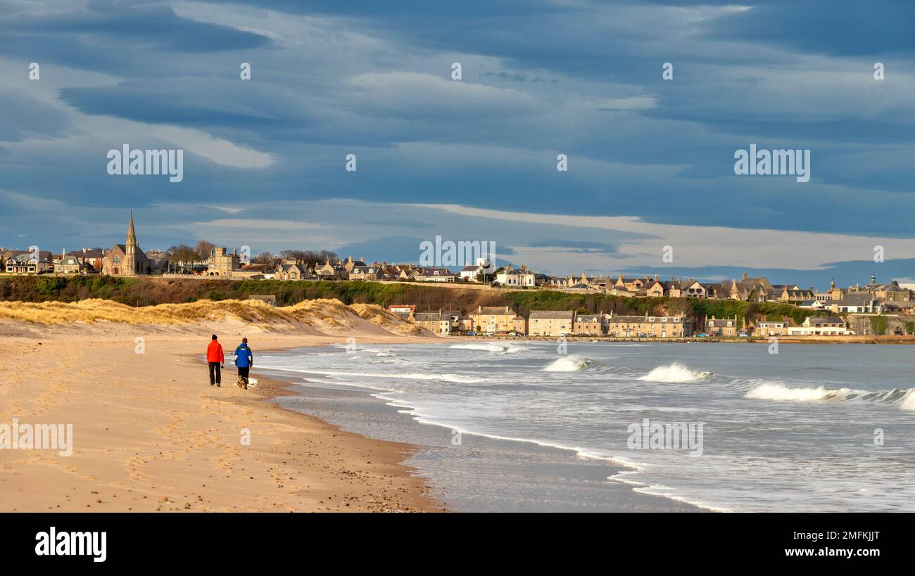 Lossiemouth Moray Scotland East Beach tôt le matin, on peut se promener dans le ciel sur la plage de sable et faire des vagues Banque D'Images
