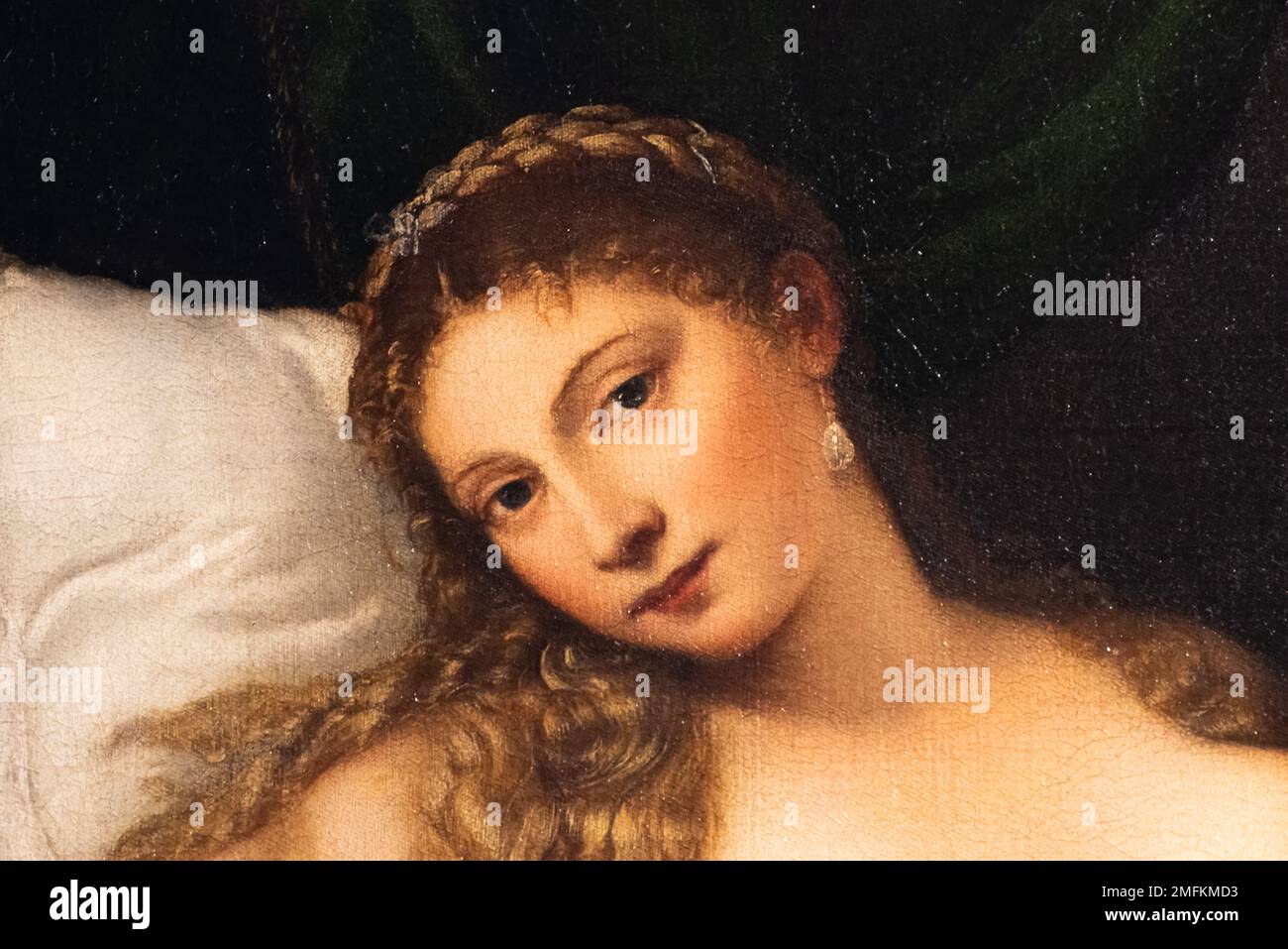 Portrait d'une jeune femme blonde reposant sur le lit Banque D'Images