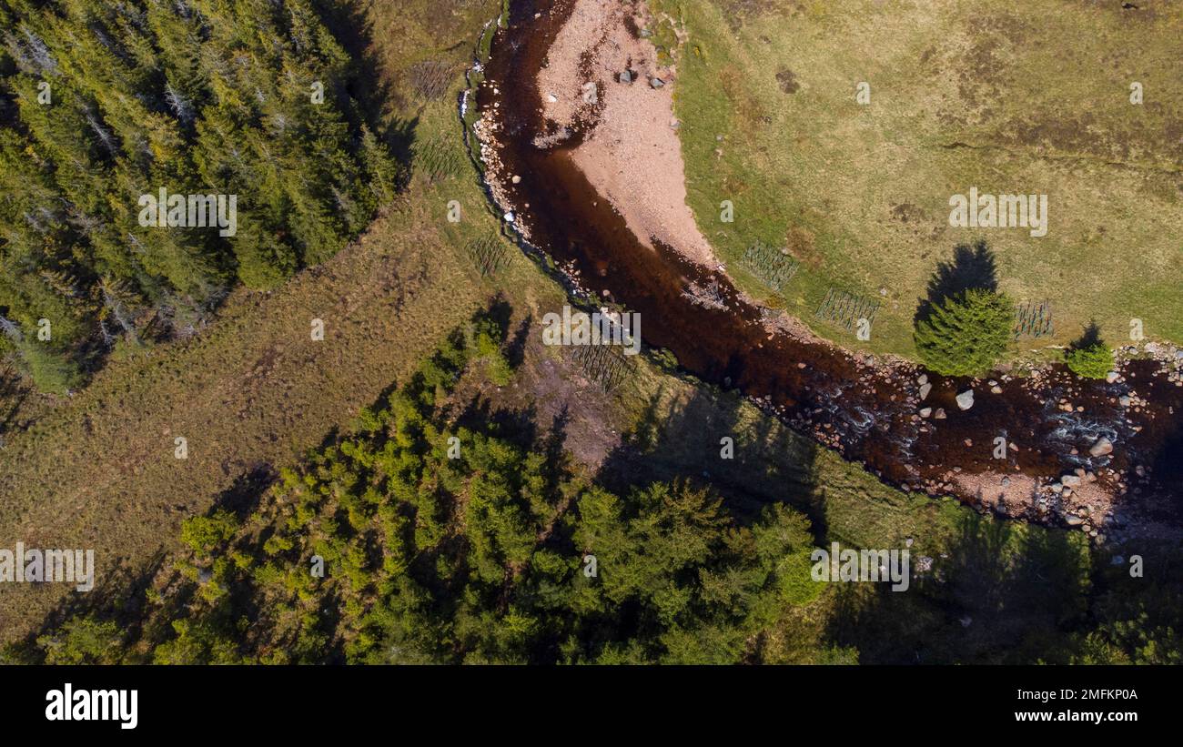 Vue aérienne sur la rivière Muick et la forêt de pins sur le domaine Balmoral dans le parc national de Cairngorms dans les Highlands écossais d'Écosse, Banque D'Images