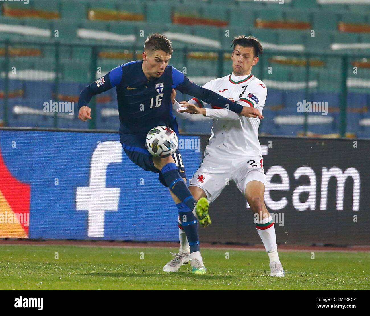 Bulgaria's Strahil Popov, right, is challenged by Finland's Robert Taylor during the UEFA Nations League soccer match between Bulgaria and Finland at Vassil Levski national stadium in Sofia, Bulgaria, Sunday, Nov. 15, 2020. (AP Photo/Anton Uzunov) Banque D'Images