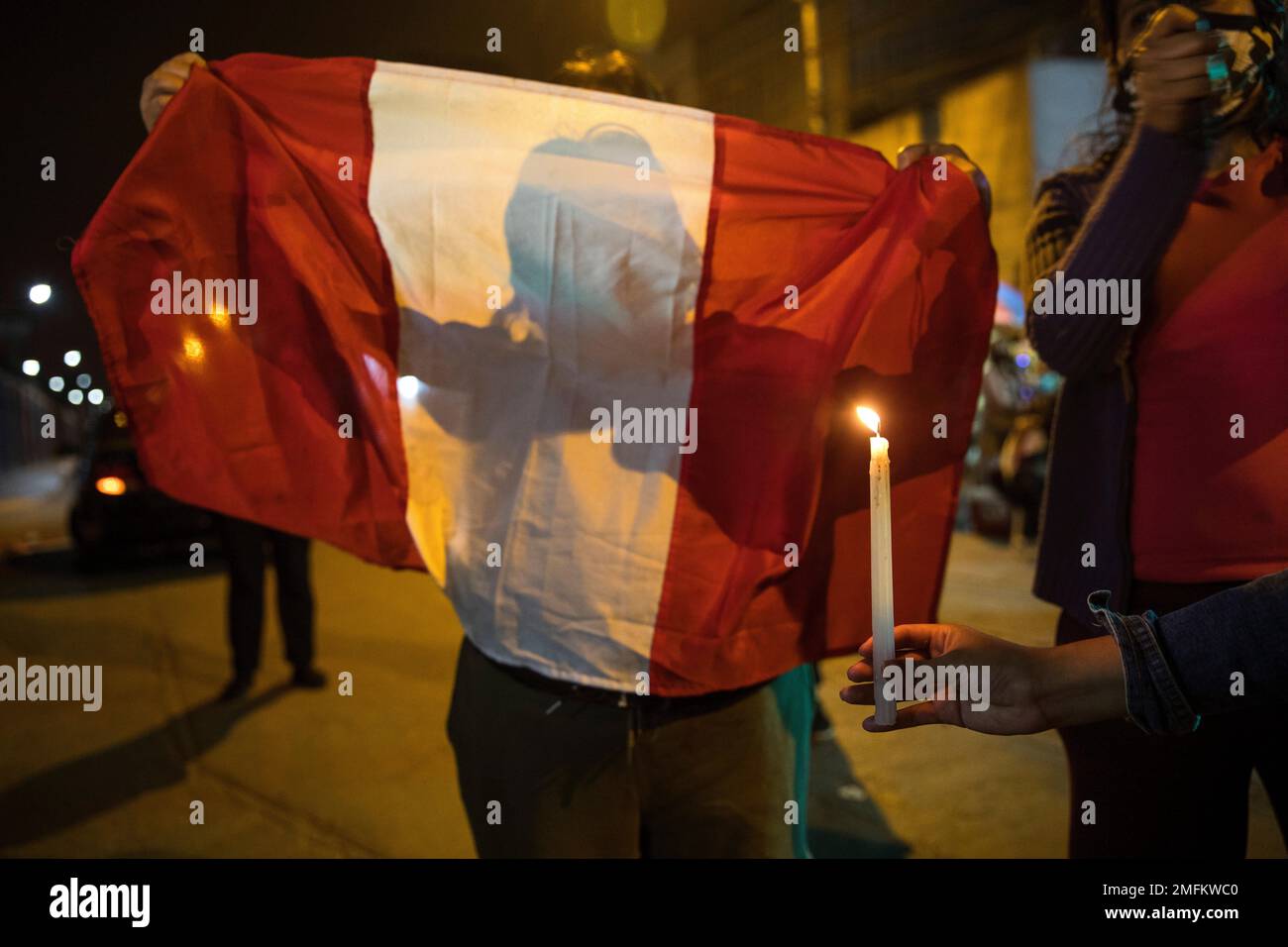 A person holds a candle during a protest outside Almenara hospital, where a person who was injured during an anti-government protest died while being treated, in Lima, Peru, Saturday, Nov. 14, 2020. Peru's Congress voted overwhelmingly to remove now ex-President Martín Vizcarra on Monday. (AP Photo/Rodrigo Abd) Banque D'Images