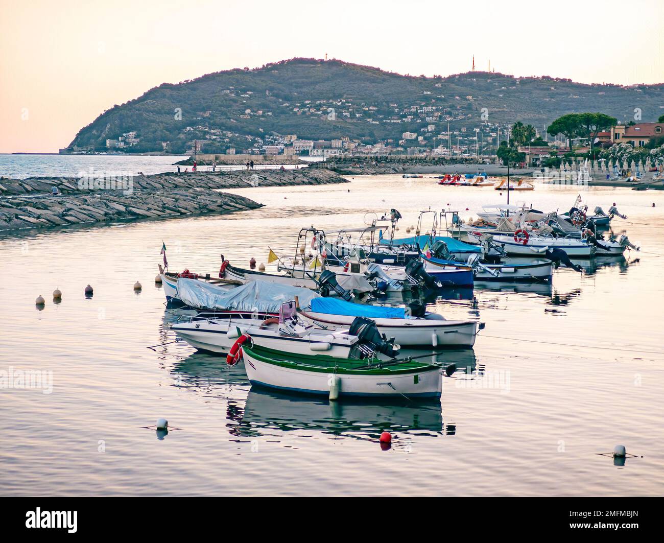 Italie, port touristique de San Bartolomeo avec bateaux amarrés et paysage de la côte ligure Banque D'Images