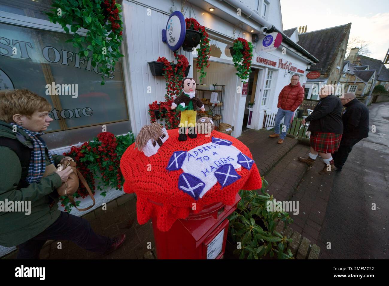 Un surmatelas en maille célébrant la nuit de Burns placé sur une boîte postale à Alloway, Ayrshire. Date de la photo: Mercredi 25 janvier 2023. Banque D'Images