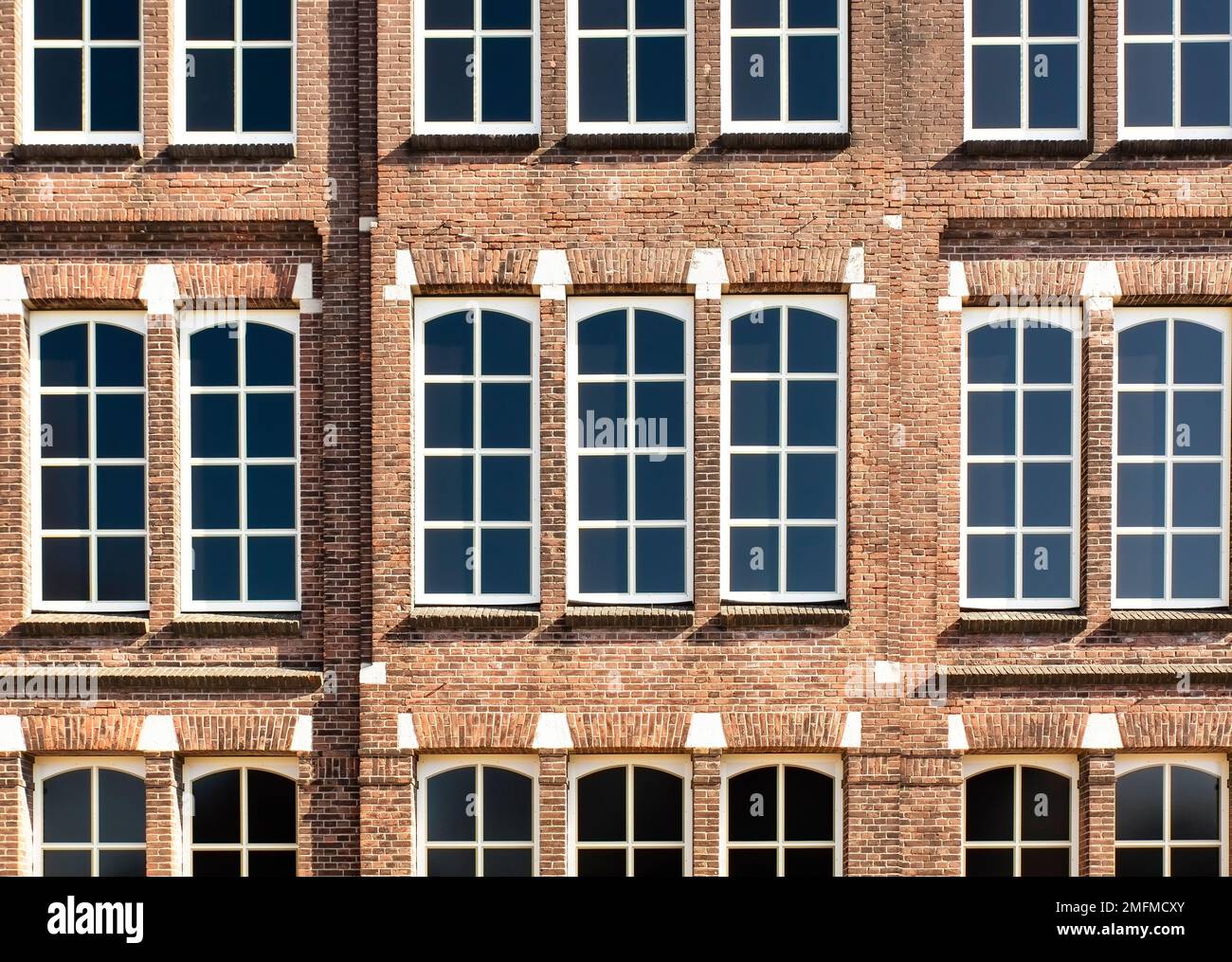 Vue de face d'un ancien palais hollandais avec des briques apparentes et de grandes fenêtres Banque D'Images