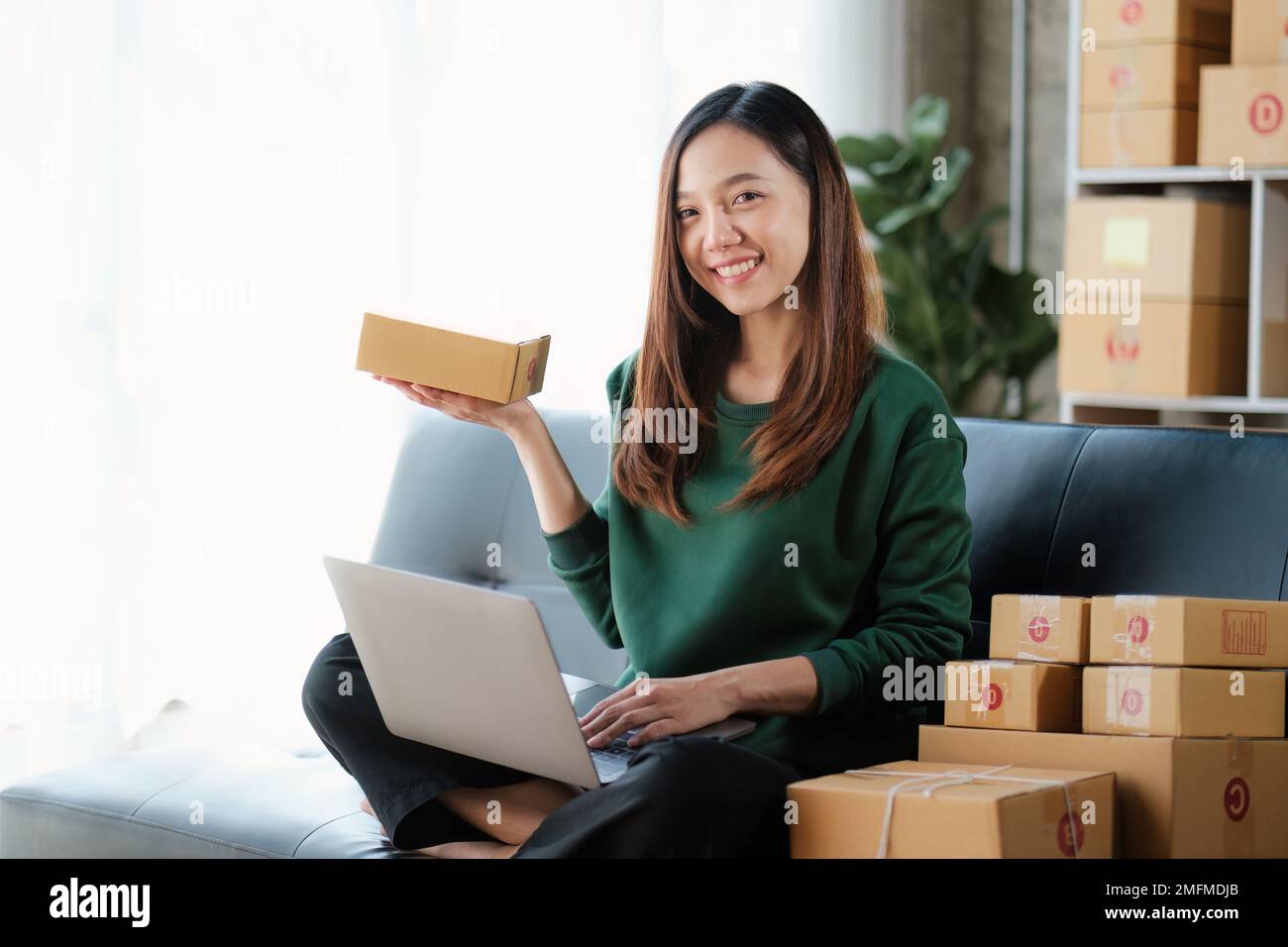 Portrait de la jeune femme asiatique PME travaillant avec une boîte à la maison. Propriétaire de petite entreprise entrepreneur PME et concept de livraison Banque D'Images